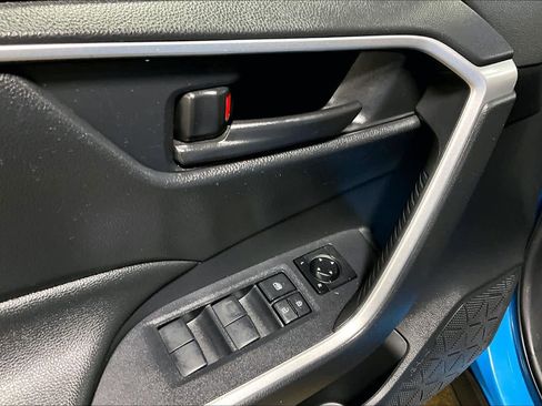 Used 2019 Toyota RAV4 LE image 31