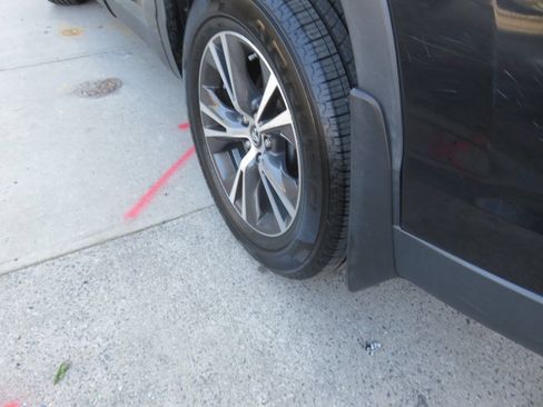 Used 2019 Toyota Highlander LE AWD/4WD image 36
