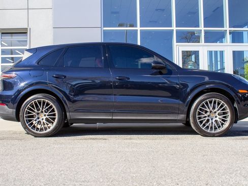 Used 2022 Porsche Cayenne Platinum Edition image 4