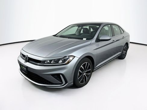 Used 2025 Volkswagen Jetta SE FWD image 3