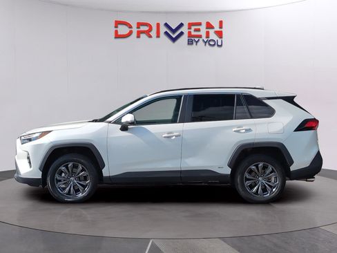 Used 2022 Toyota RAV4 XLE Premium AWD/4WD image 2