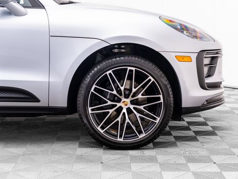 Certified 2026 Porsche Macan AWD/4WD image 33
