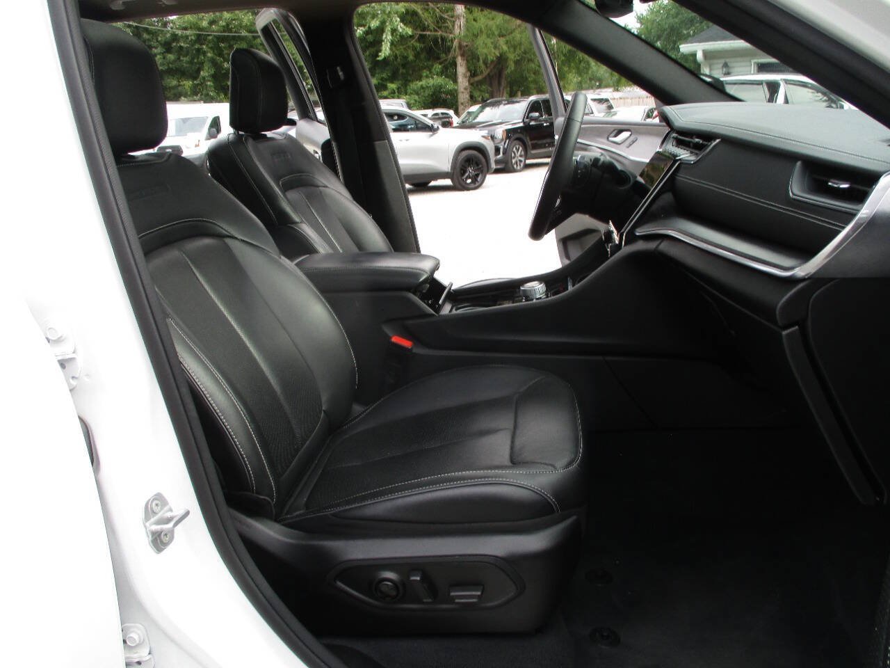 Used 2023 Jeep Grand Cherokee Overland AWD/4WD image 28