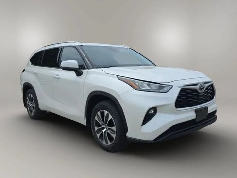 Used 2020 Toyota Highlander XLE AWD/4WD image 3