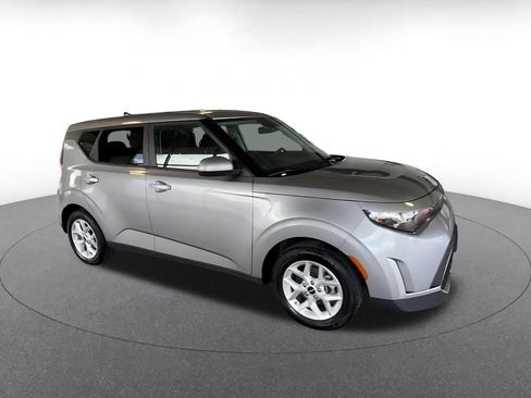 Used 2025 Kia Soul LX w/ LX Technology Package FWD image 2