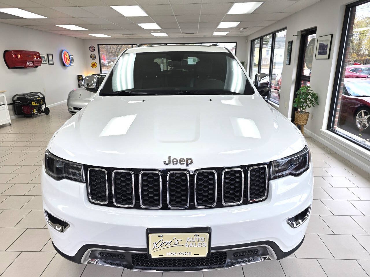Used 2021 Jeep Grand Cherokee Limited w/ Premium Lighting Group AWD/4WD image 2