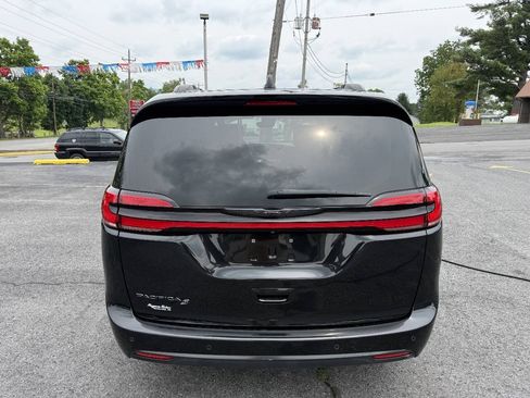 Used 2022 Chrysler Pacifica Touring-L w/ S Appearance Package FWD image 7