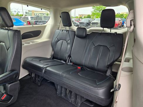 Used 2021 Chrysler Pacifica Touring-L FWD image 29