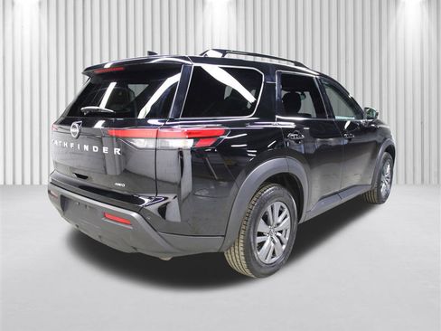 Used 2025 Nissan Pathfinder SV image 3