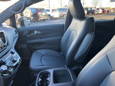 New 2026 Chrysler Pacifica Select w/ S Appearance Package image 10