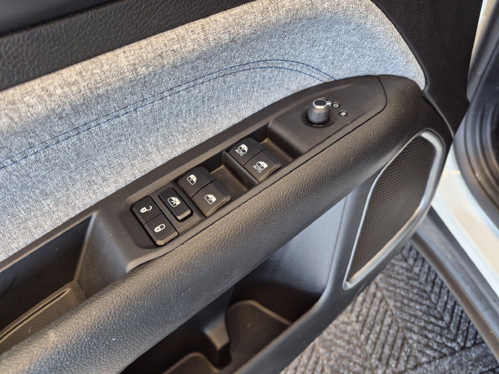 Used 2025 Jeep Compass Latitude AWD/4WD image 14