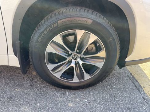 Used 2021 Toyota Highlander XLE AWD/4WD image 11