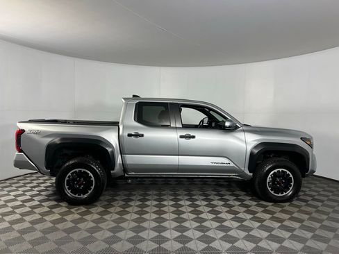 Used 2025 Toyota Tacoma TRD Off-Road image 3
