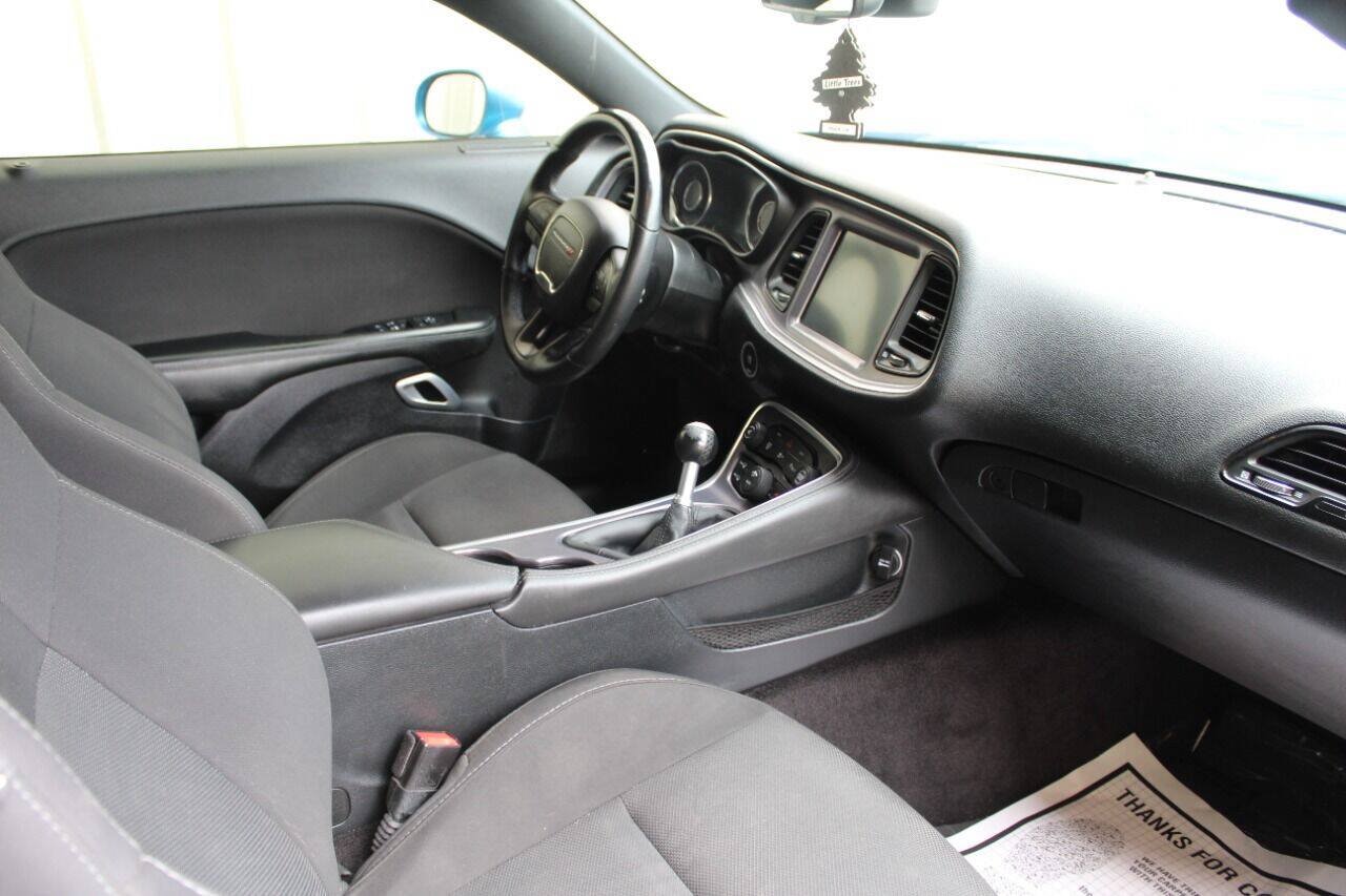 Used 2016 Dodge Challenger R/T RWD image 9