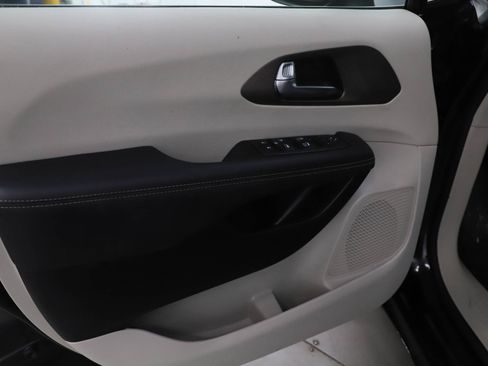 Used 2024 Chrysler Voyager LX image 22