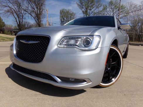 Used 2020 Chrysler 300 Limited image 4