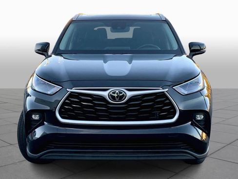 Used 2024 Toyota Highlander XLE image 3