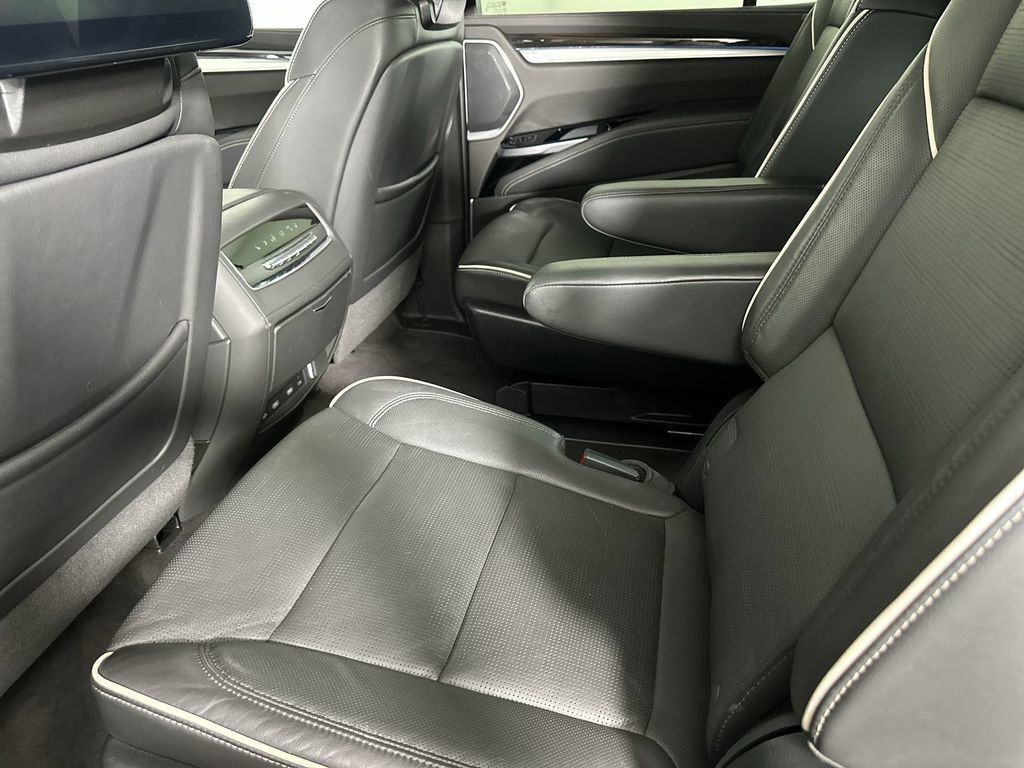 Used 2025 Cadillac Escalade Premium Luxury AWD/4WD image 28