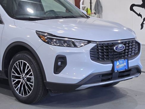 New 2025 Ford Escape SE w/ Class II Trailer Tow Package FWD image 2