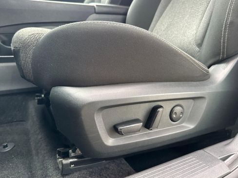 Used 2025 Nissan Rogue SV AWD/4WD image 14