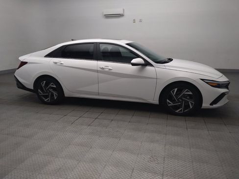 Used 2025 Hyundai Elantra SEL FWD image 11