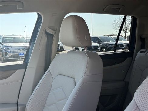 Certified 2025 Volkswagen Atlas SE image 12