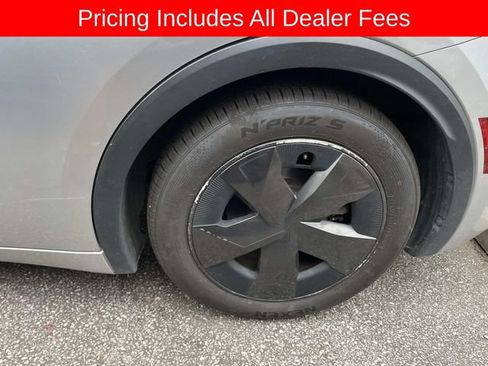Used 2025 Toyota Prius LE FWD image 3
