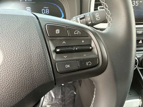 Used 2024 Hyundai Venue Limited FWD image 17