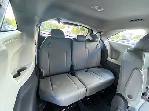 Certified 2021 Toyota Sienna XLE FWD image 26