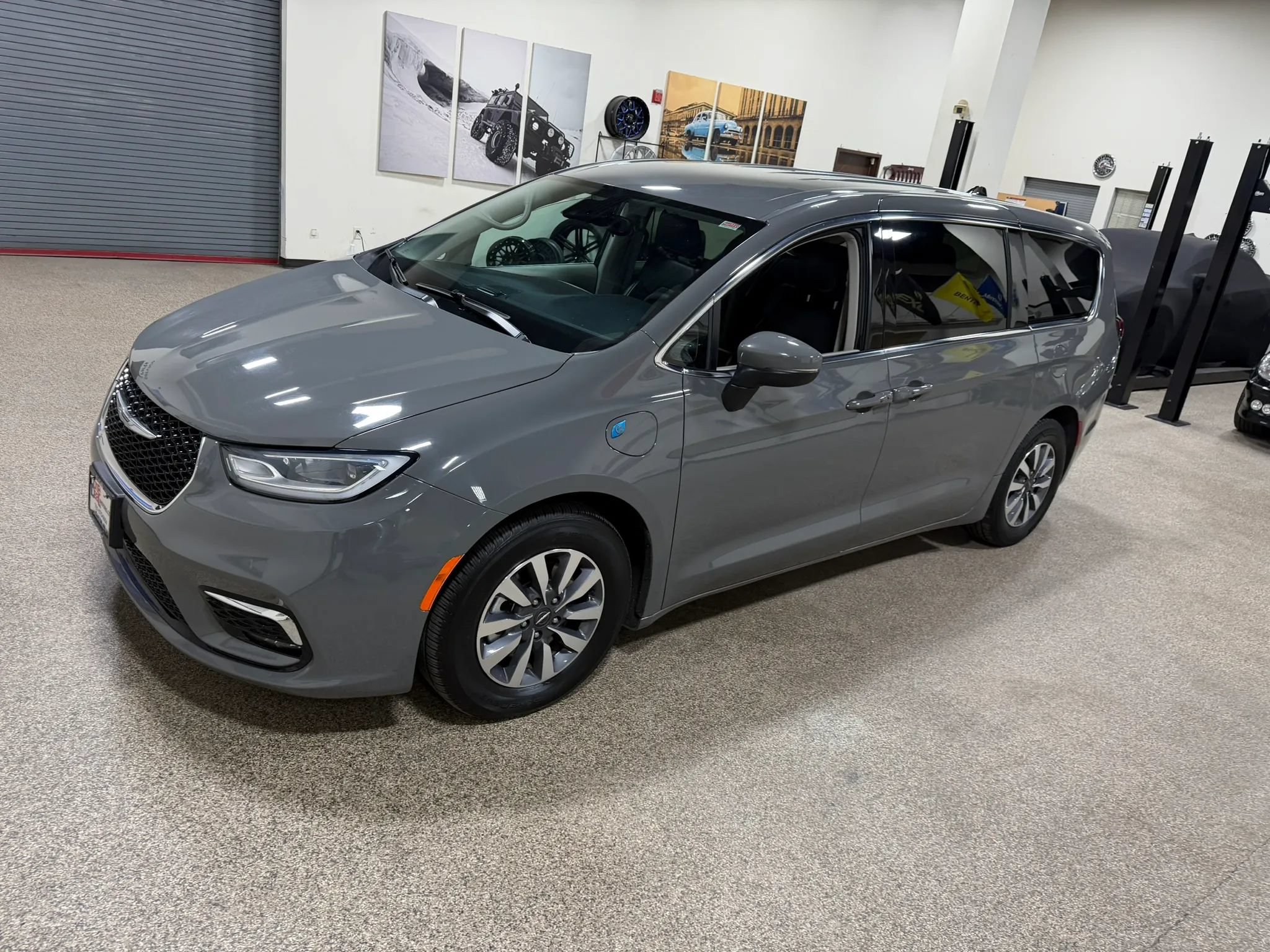 Used 2023 Chrysler Pacifica Touring-L FWD image 9