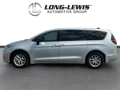 Used 2024 Chrysler Pacifica Touring-L FWD image 2