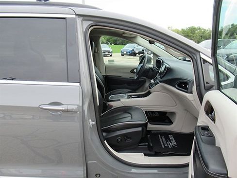 Used 2022 Chrysler Pacifica Limited image 15