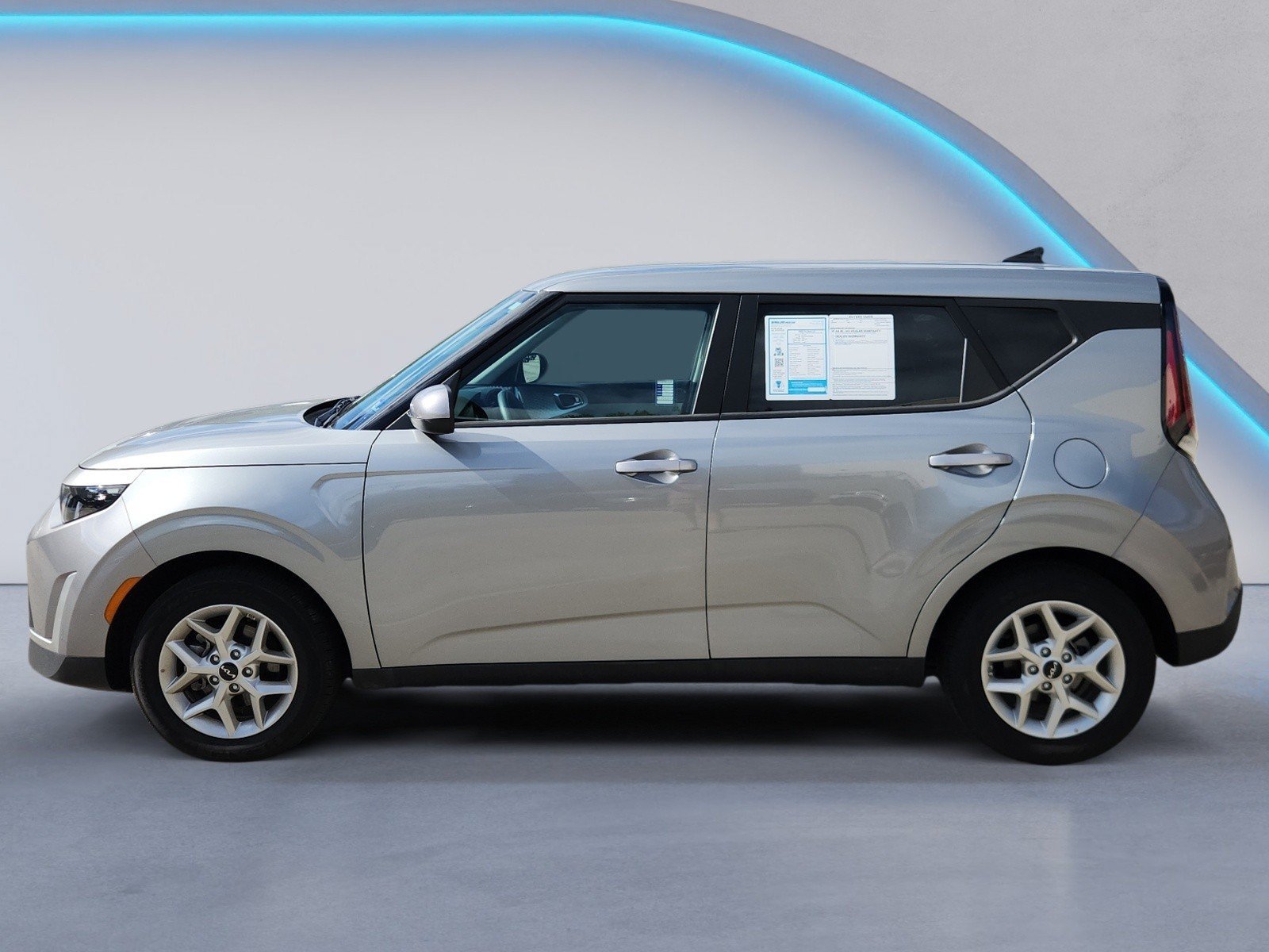 Used 2025 Kia Soul LX w/ LX Technology Package FWD image 6