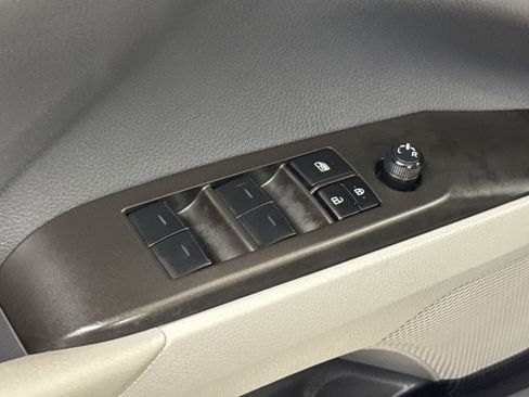 Used 2023 Toyota Camry SE image 19