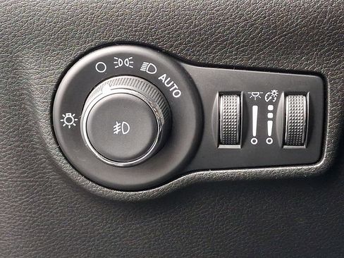 Used 2024 Jeep Compass Latitude image 25