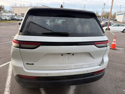 Used 2023 Jeep Grand Cherokee Altitude image 7