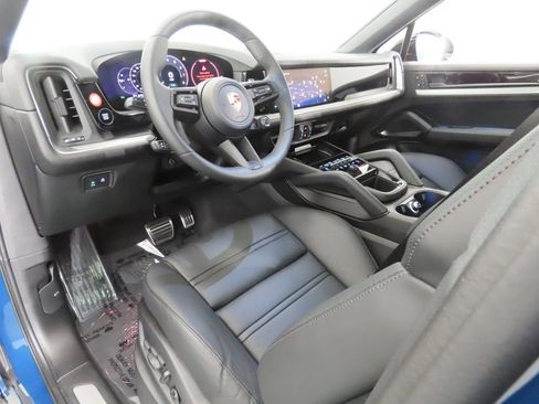 Certified 2026 Porsche Cayenne S AWD/4WD image 4