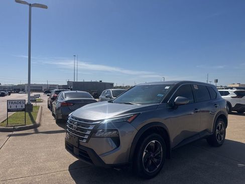 Used 2024 Nissan Rogue SV image 8