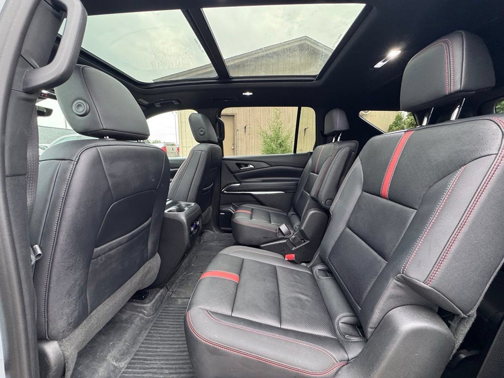 Used 2026 Chevrolet Traverse RS w/ LPO, Floor Liner Package AWD/4WD image 33