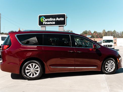 Used 2018 Chrysler Pacifica Touring-L image 2