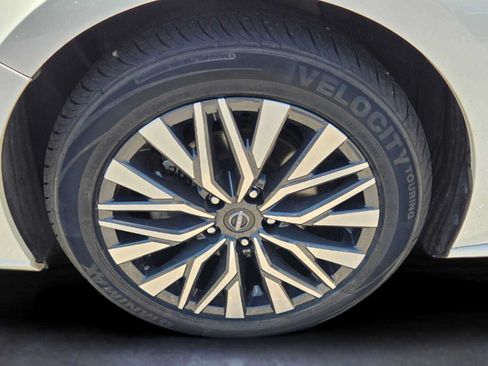 Used 2024 Nissan Altima 2.5 SV FWD image 9