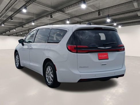 Used 2024 Chrysler Pacifica Touring-L image 14