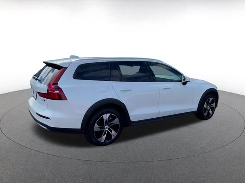 Used 2025 Volvo V60 B5 Cross Country Plus image 15
