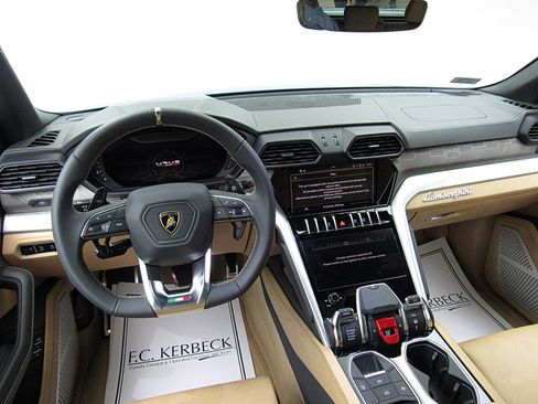 Used 2022 Lamborghini Urus AWD/4WD image 23