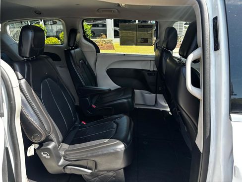 Used 2018 Chrysler Pacifica Touring-L FWD image 23