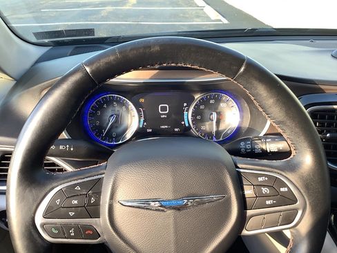 Used 2017 Chrysler Pacifica Touring-L Plus FWD image 12