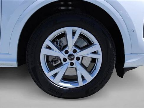 Certified 2025 Audi Q5 Premium w/ Convenience Package AWD/4WD image 9
