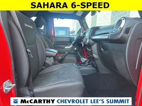 Used 2018 Jeep Wrangler Unlimited Sahara w/ Dual Top Group image 40