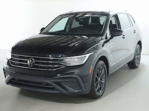 Used 2022 Volkswagen Tiguan SE w/ Panoramic Sunroof Package image 1