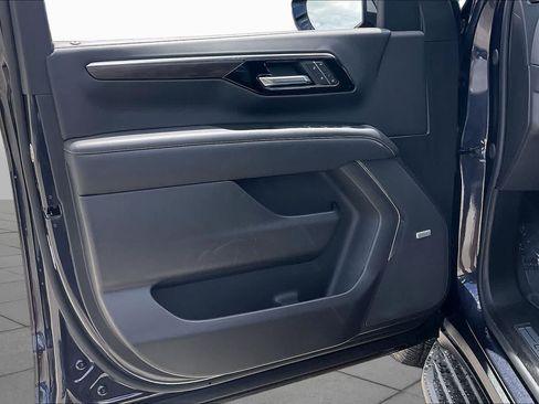 Used 2025 Chevrolet Suburban Premier RWD image 21